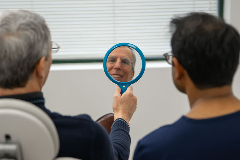 neil with mirror